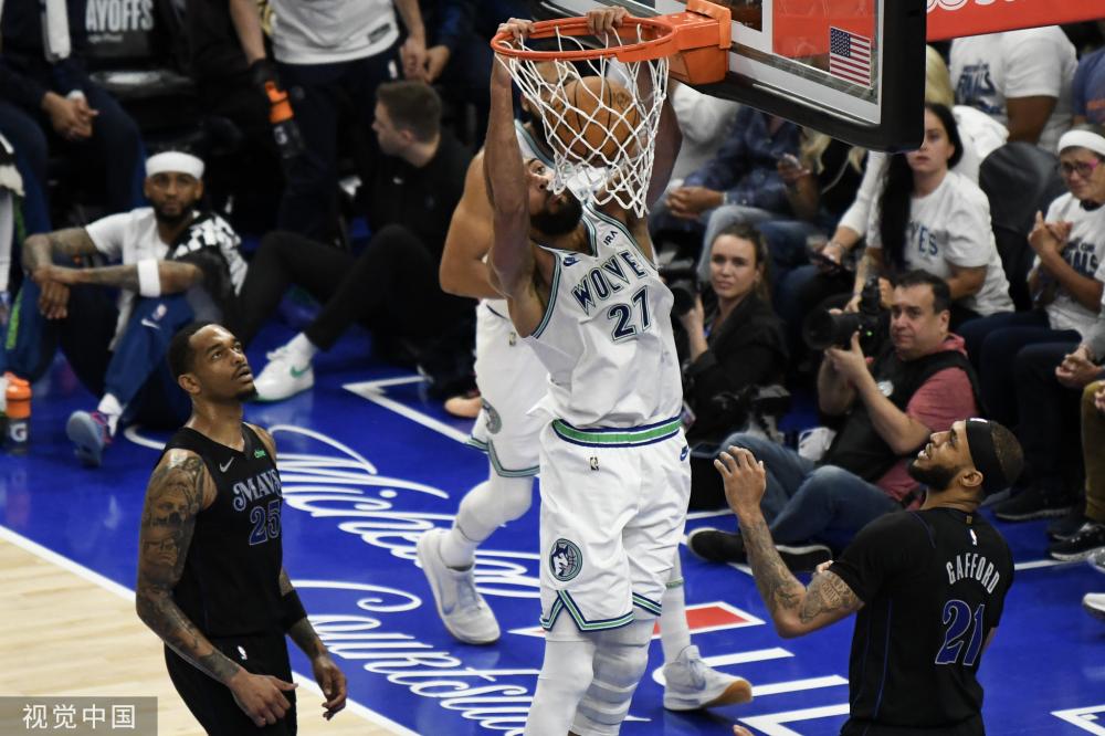 与球迷合影 与球迷合影